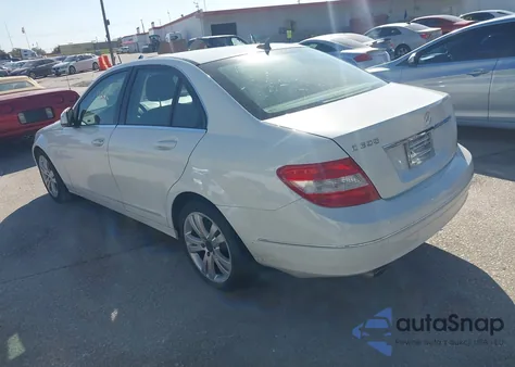 2009 Mercedes-Benz C 300 Luxury z USA, uszkodzony, nr VIN WDDGF54X29F217051